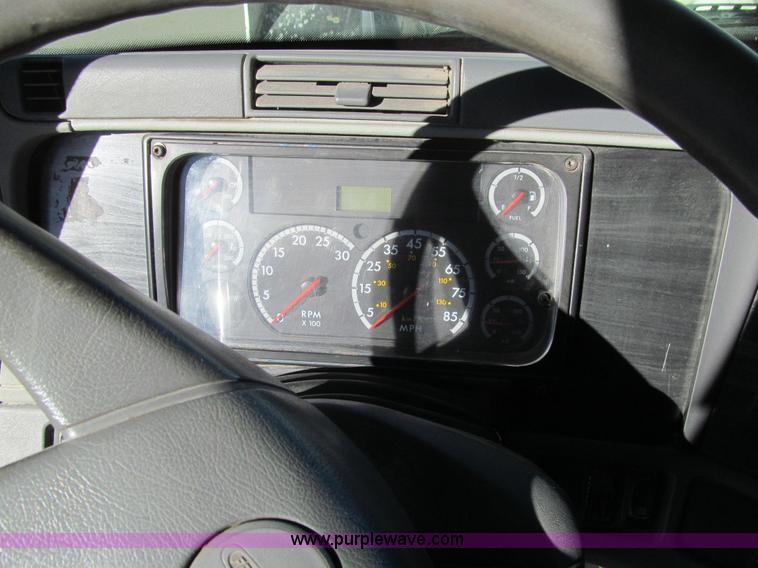 image for item K6394 2004 Freightliner Columbia semi truck