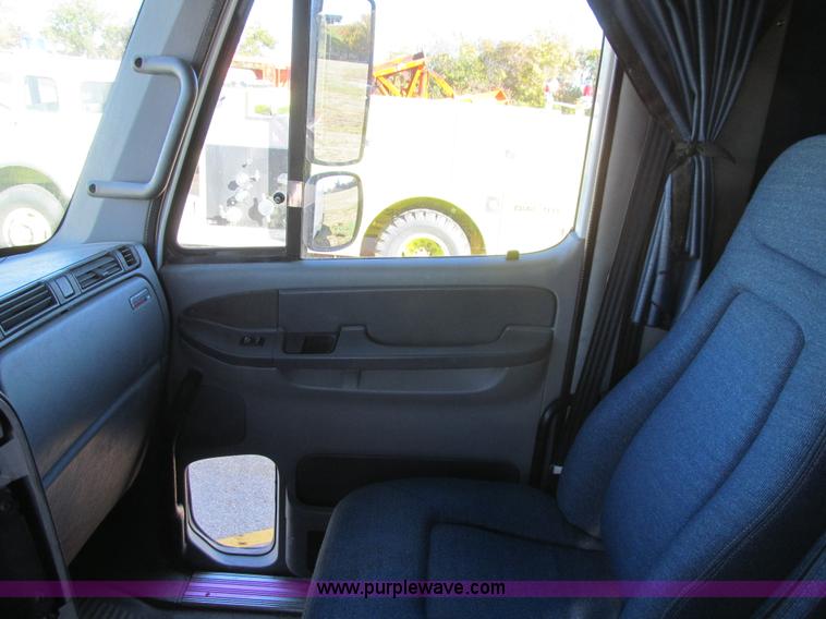 image for item K6394 2004 Freightliner Columbia semi truck