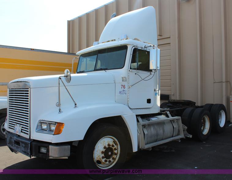 image for item L2469 2002 Freightliner FLD120 semi truck