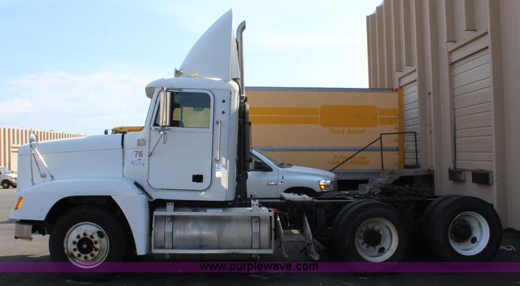 image for item L2469 2002 Freightliner FLD120 semi truck