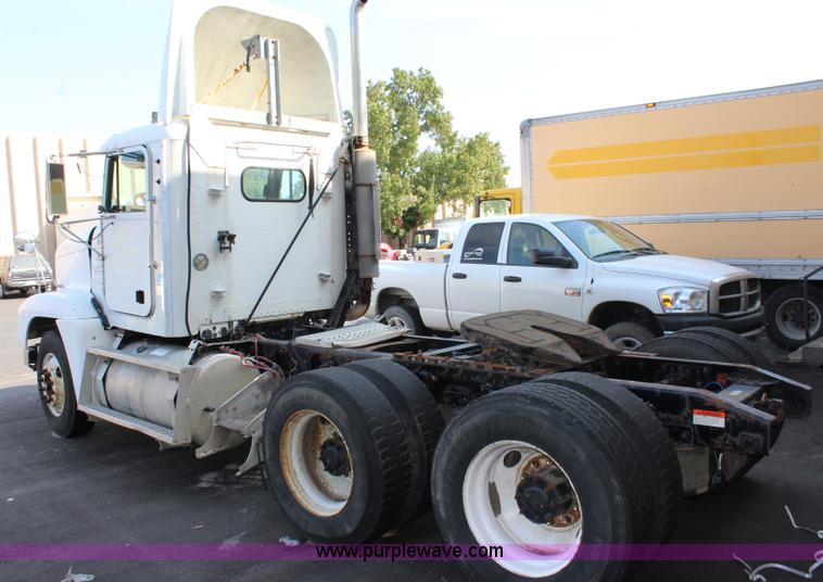 image for item L2469 2002 Freightliner FLD120 semi truck