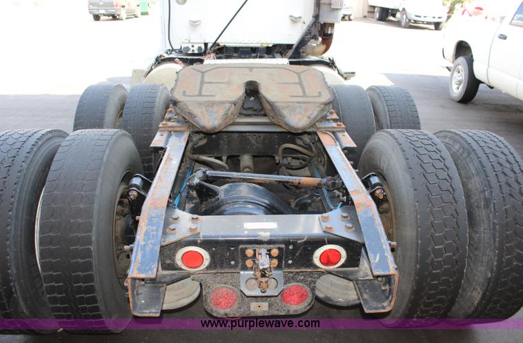 image for item L2469 2002 Freightliner FLD120 semi truck