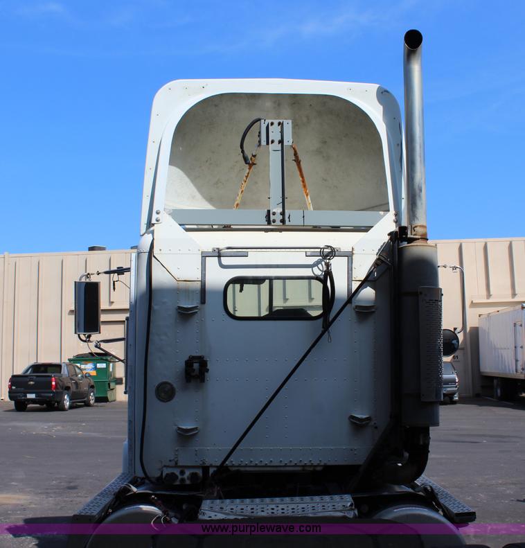 image for item L2469 2002 Freightliner FLD120 semi truck