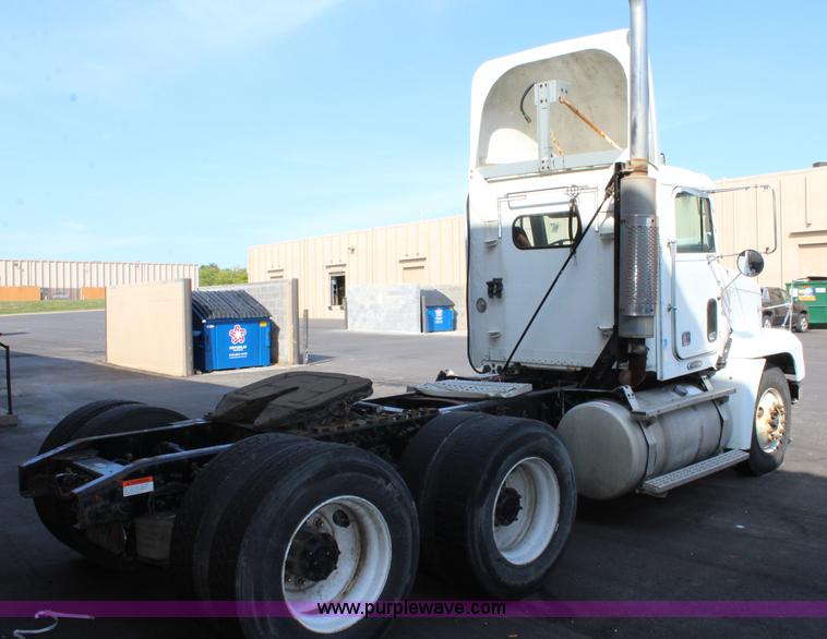 image for item L2469 2002 Freightliner FLD120 semi truck