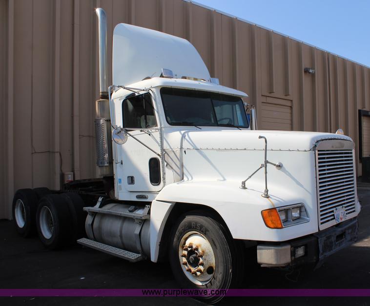 image for item L2469 2002 Freightliner FLD120 semi truck