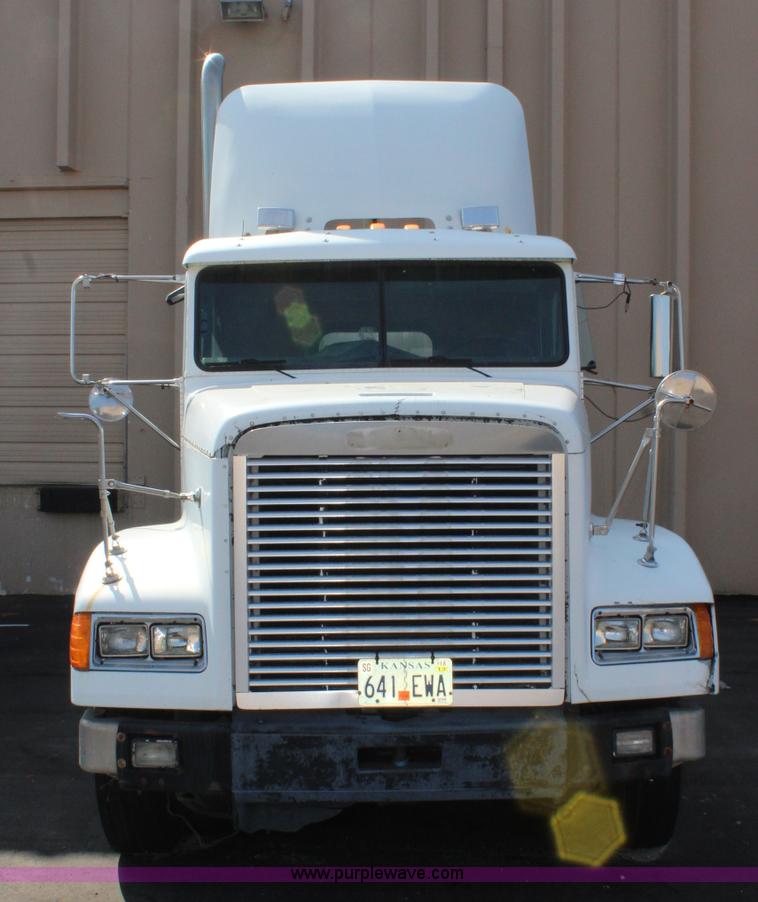 image for item L2469 2002 Freightliner FLD120 semi truck