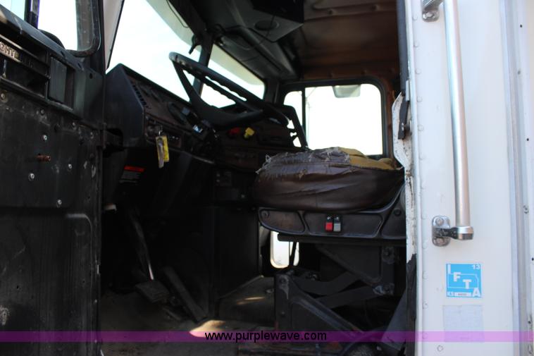 image for item L2469 2002 Freightliner FLD120 semi truck