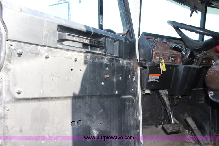 image for item L2469 2002 Freightliner FLD120 semi truck