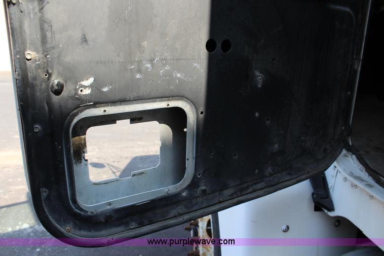 image for item L2469 2002 Freightliner FLD120 semi truck