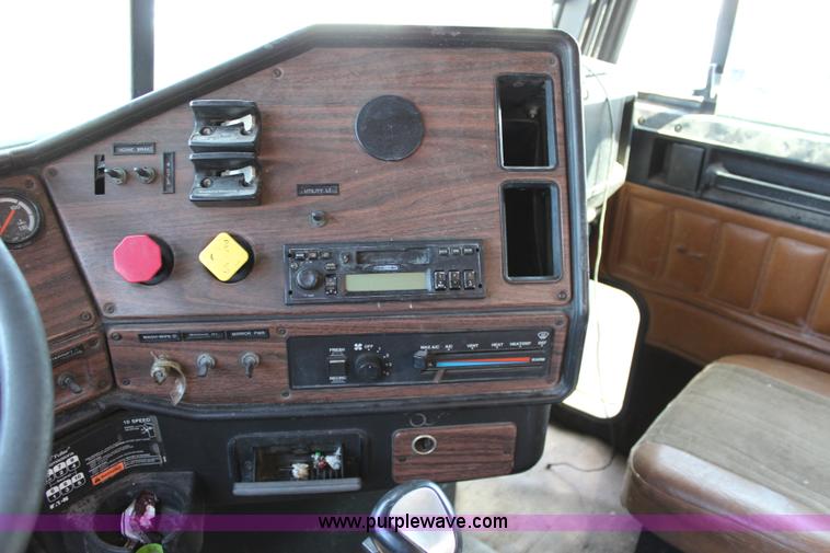 image for item L2469 2002 Freightliner FLD120 semi truck