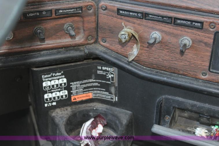 image for item L2469 2002 Freightliner FLD120 semi truck