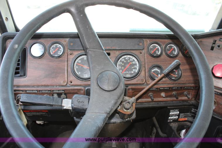 image for item L2469 2002 Freightliner FLD120 semi truck