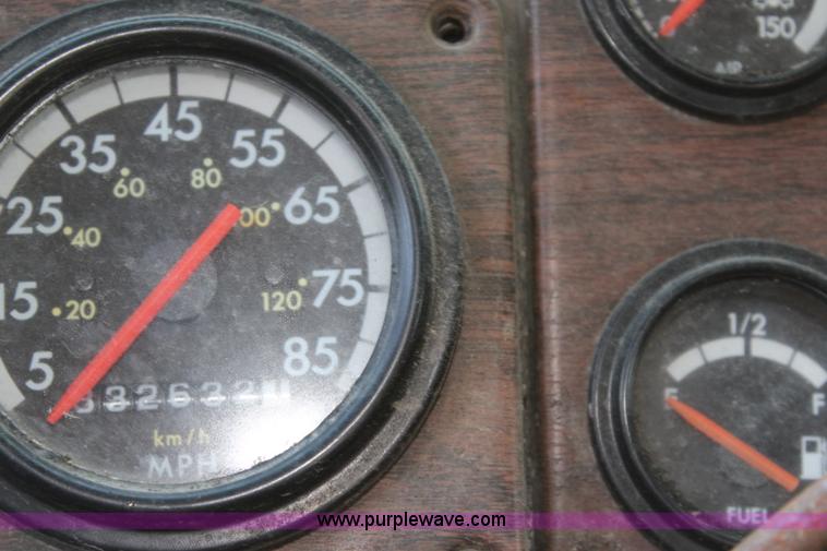 image for item L2469 2002 Freightliner FLD120 semi truck