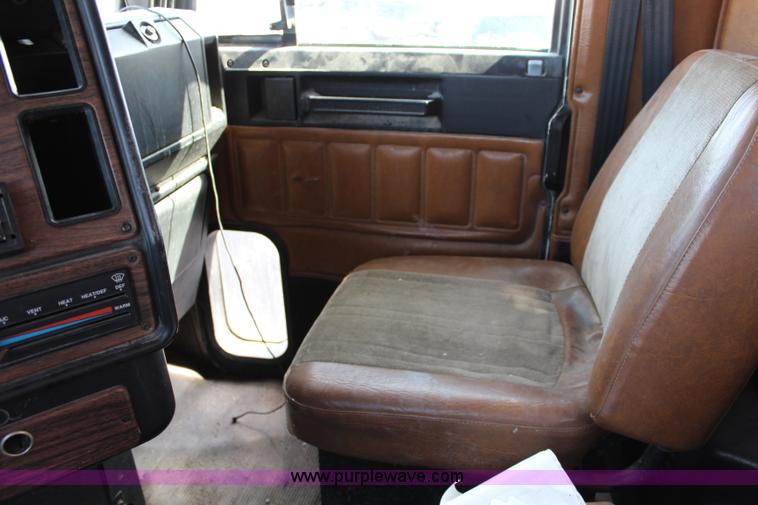 image for item L2469 2002 Freightliner FLD120 semi truck