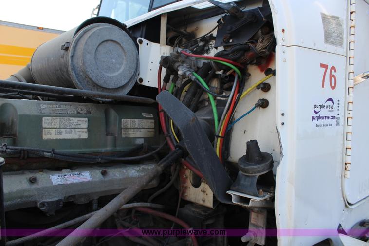 image for item L2469 2002 Freightliner FLD120 semi truck