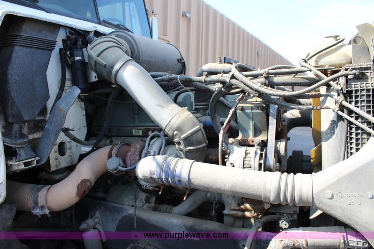 image for item L2469 2002 Freightliner FLD120 semi truck