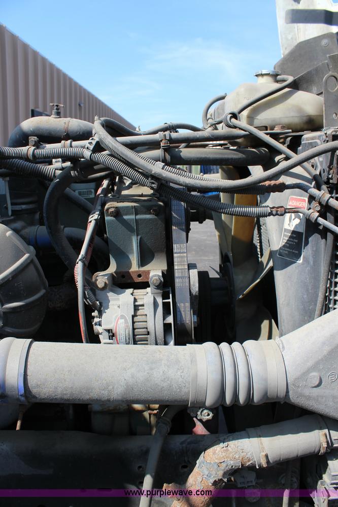 image for item L2469 2002 Freightliner FLD120 semi truck