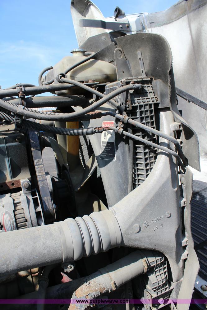 image for item L2469 2002 Freightliner FLD120 semi truck