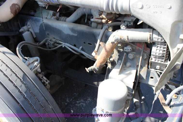 image for item L2469 2002 Freightliner FLD120 semi truck