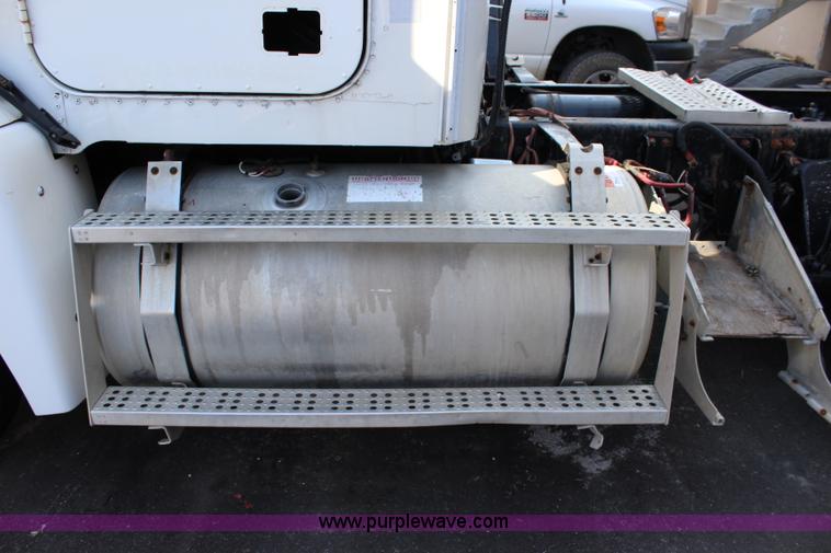 image for item L2469 2002 Freightliner FLD120 semi truck