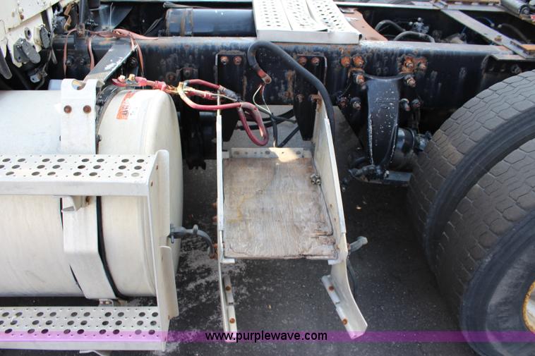 image for item L2469 2002 Freightliner FLD120 semi truck