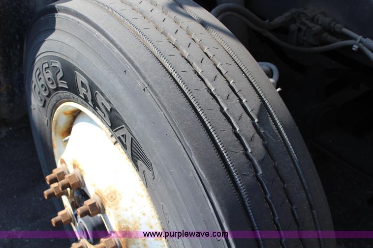 image for item L2469 2002 Freightliner FLD120 semi truck