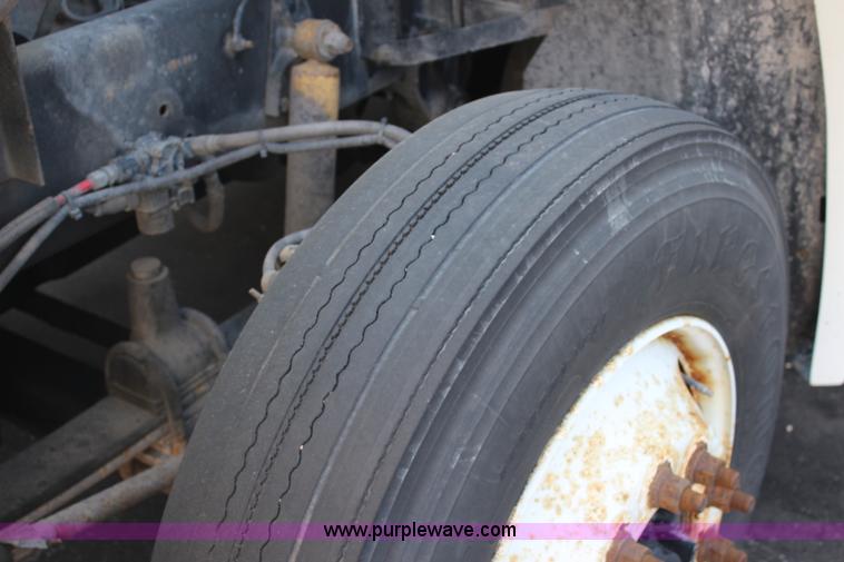 image for item L2469 2002 Freightliner FLD120 semi truck