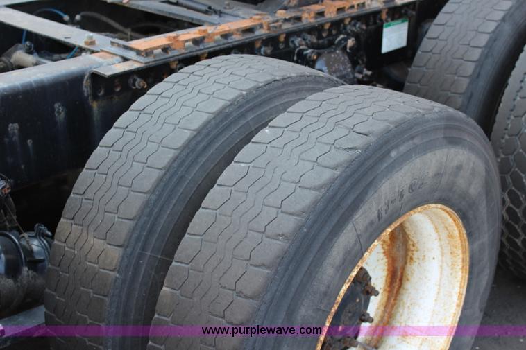 image for item L2469 2002 Freightliner FLD120 semi truck