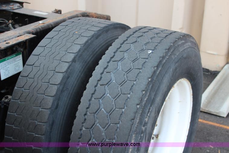 image for item L2469 2002 Freightliner FLD120 semi truck