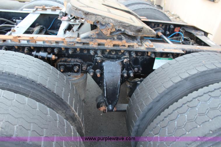 image for item L2469 2002 Freightliner FLD120 semi truck