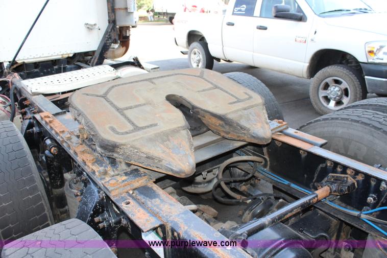 image for item L2469 2002 Freightliner FLD120 semi truck