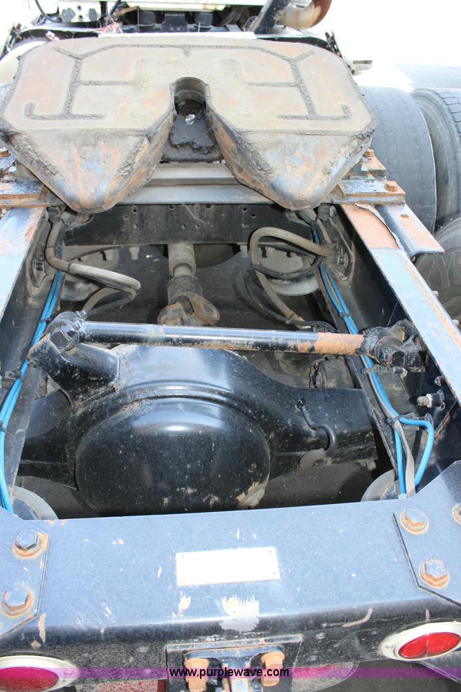 image for item L2469 2002 Freightliner FLD120 semi truck