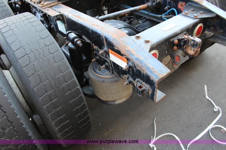 image for item L2469 2002 Freightliner FLD120 semi truck