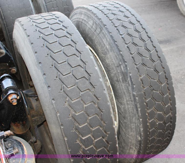 image for item L2469 2002 Freightliner FLD120 semi truck