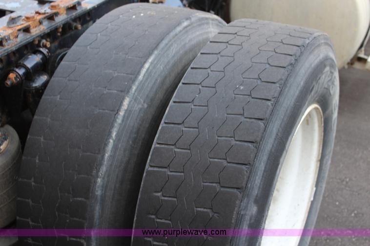 image for item L2469 2002 Freightliner FLD120 semi truck