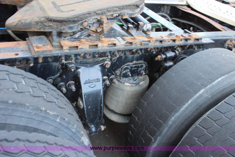 image for item L2469 2002 Freightliner FLD120 semi truck