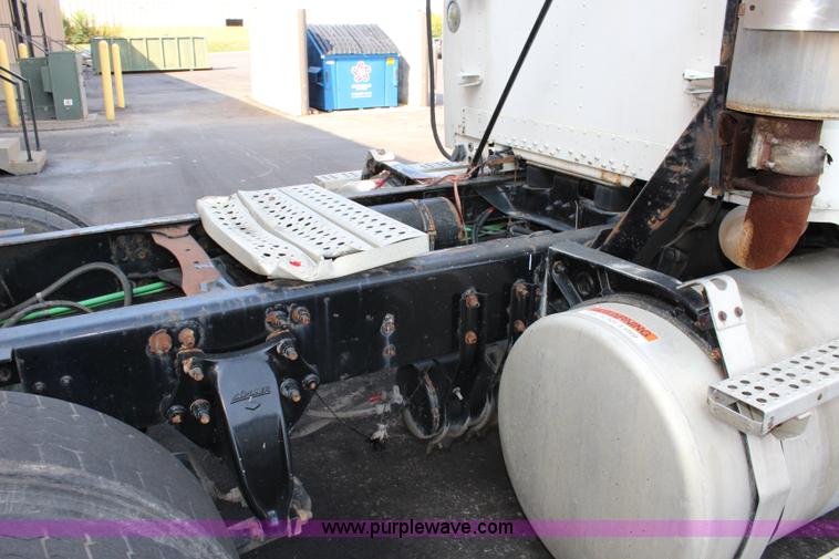 image for item L2469 2002 Freightliner FLD120 semi truck