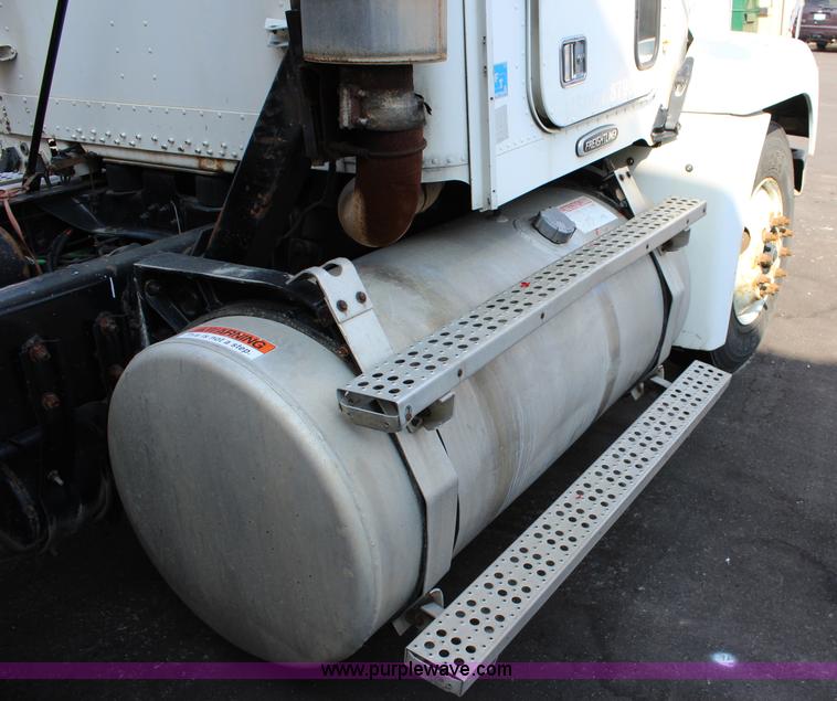 image for item L2469 2002 Freightliner FLD120 semi truck