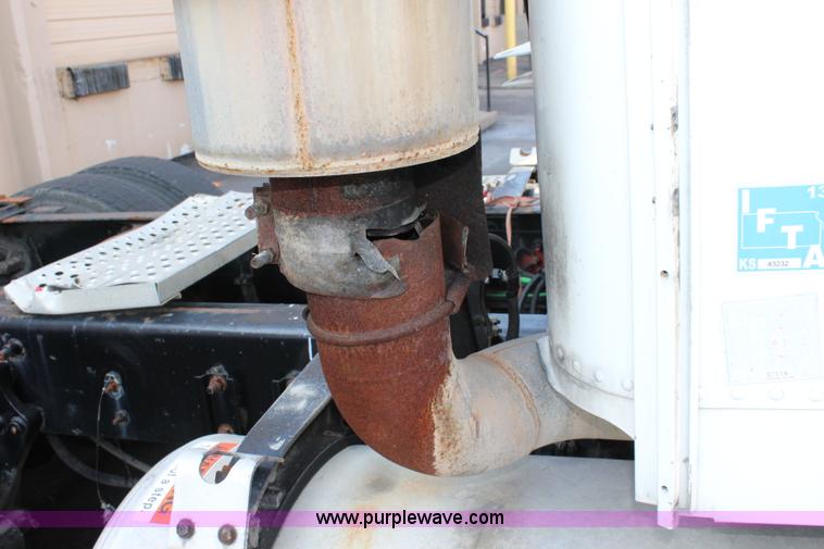 image for item L2469 2002 Freightliner FLD120 semi truck