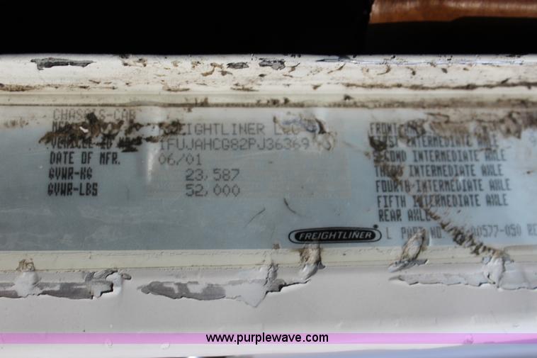 image for item L2469 2002 Freightliner FLD120 semi truck