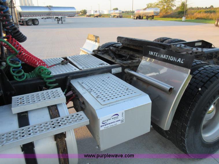 image for item L2765 2012 International Paystar 5900i semi truck