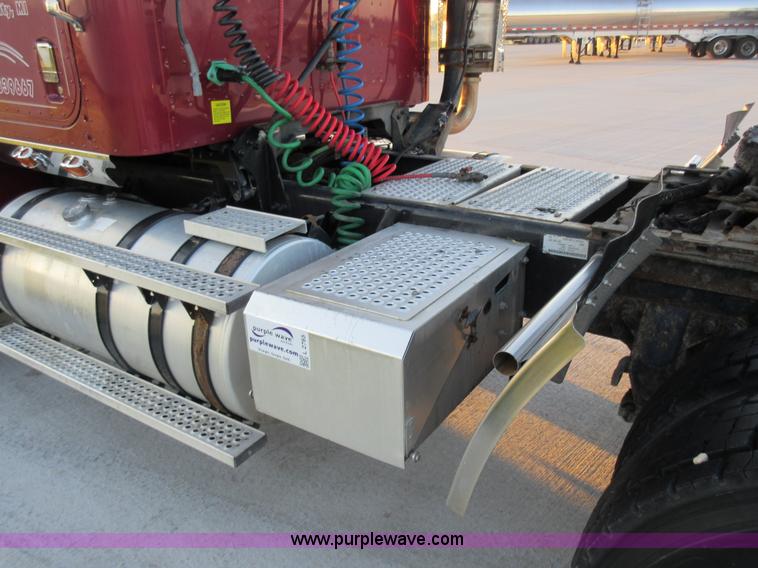 image for item L2765 2012 International Paystar 5900i semi truck