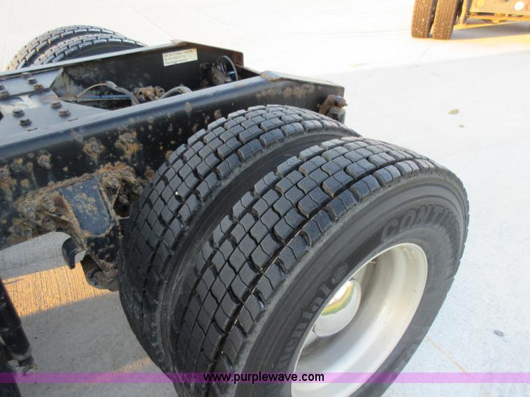 image for item L2765 2012 International Paystar 5900i semi truck