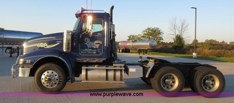 image for item L2766 2013 International Paystar 5900i semi truck