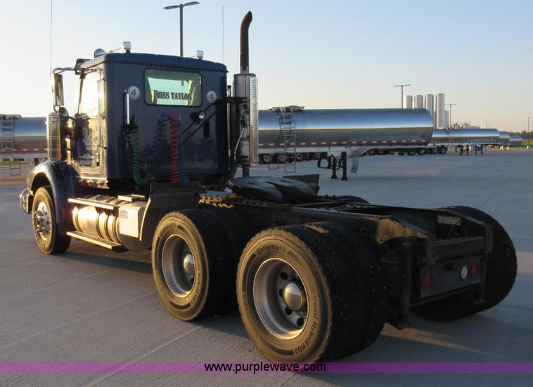 image for item L2766 2013 International Paystar 5900i semi truck