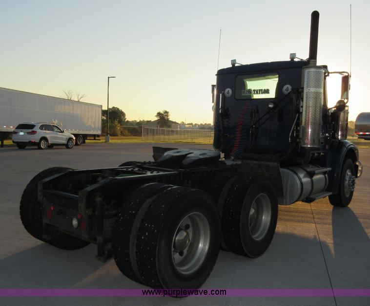 image for item L2766 2013 International Paystar 5900i semi truck