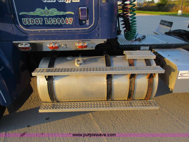 image for item L2766 2013 International Paystar 5900i semi truck