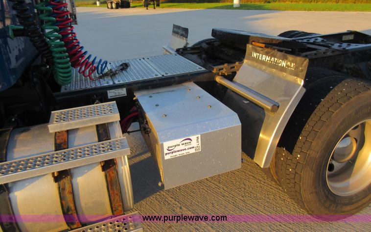 image for item L2766 2013 International Paystar 5900i semi truck