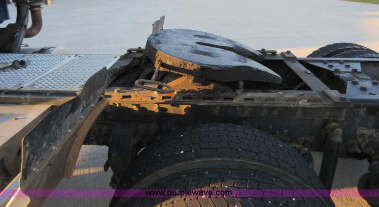 image for item L2766 2013 International Paystar 5900i semi truck