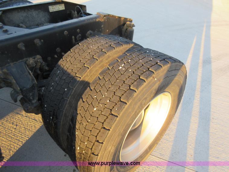 image for item L2766 2013 International Paystar 5900i semi truck